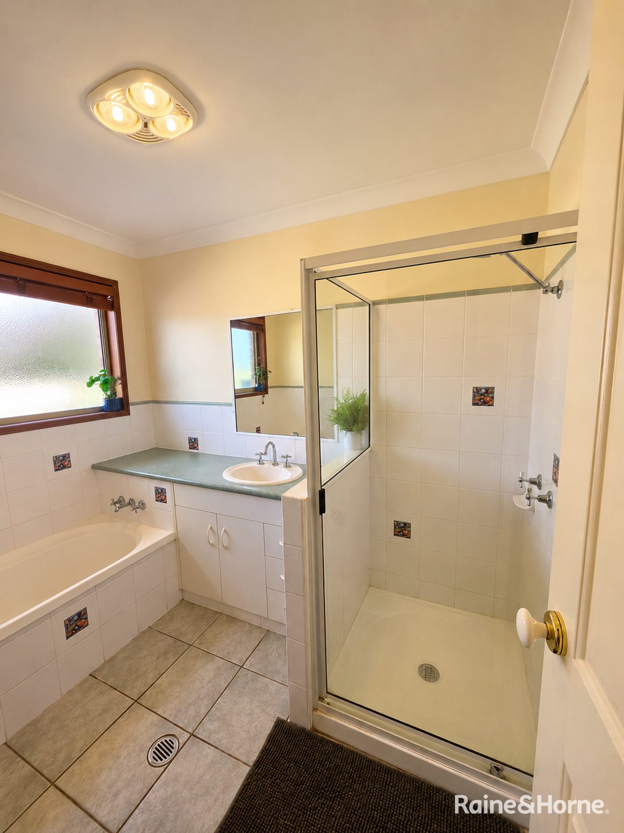 24 Tulloch Crescent — photo 12 of 22