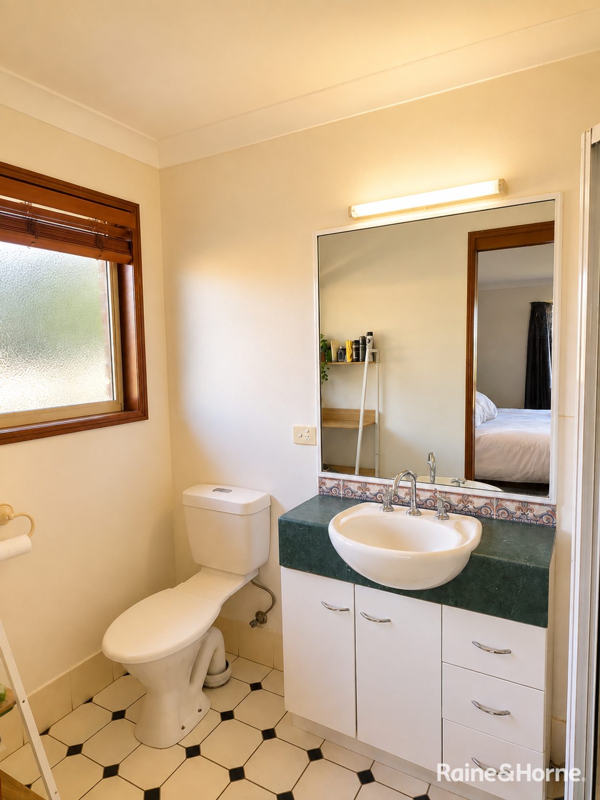 24 Tulloch Crescent — photo 10 of 22