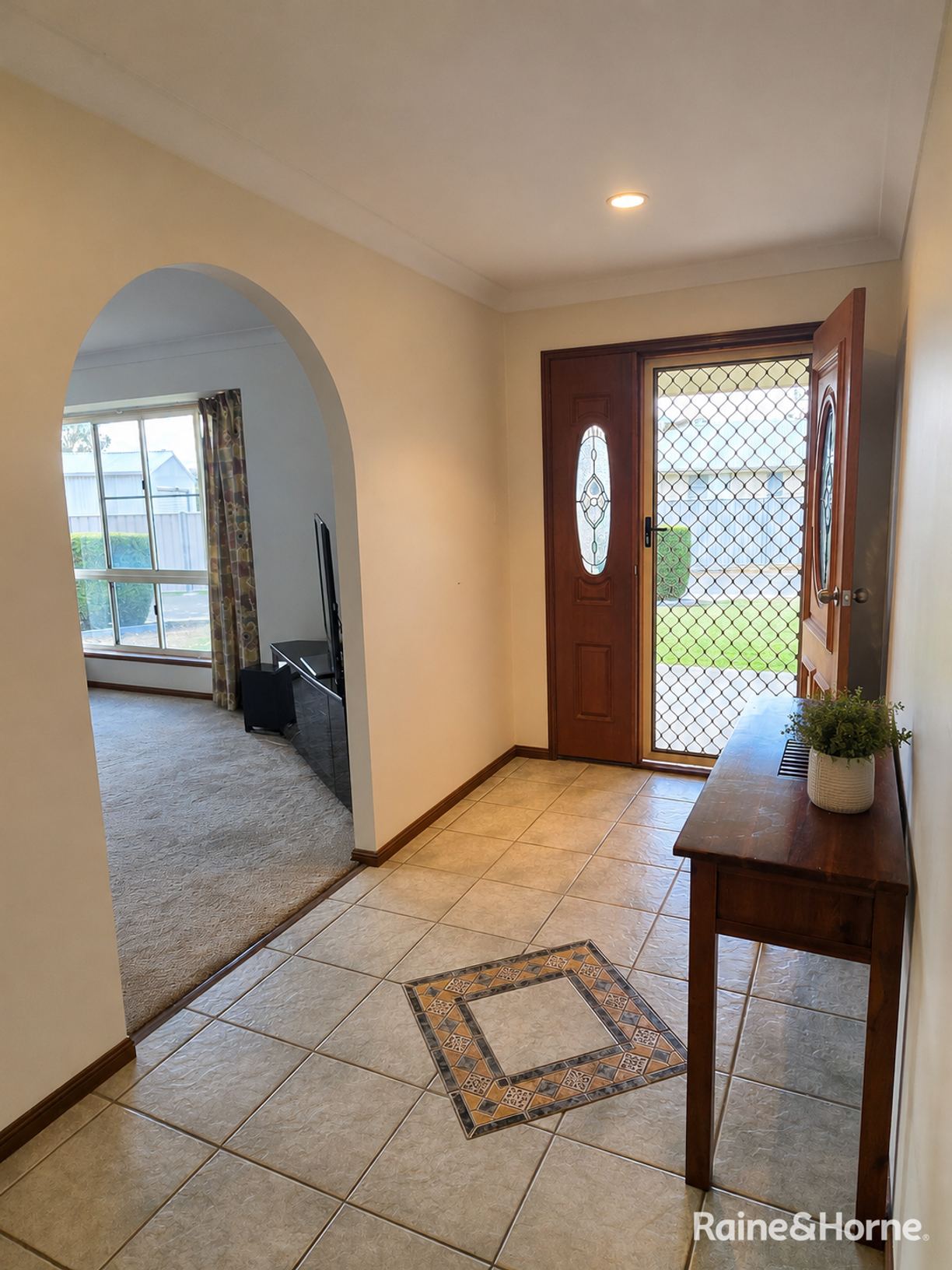 24 Tulloch Crescent — photo 2 of 22