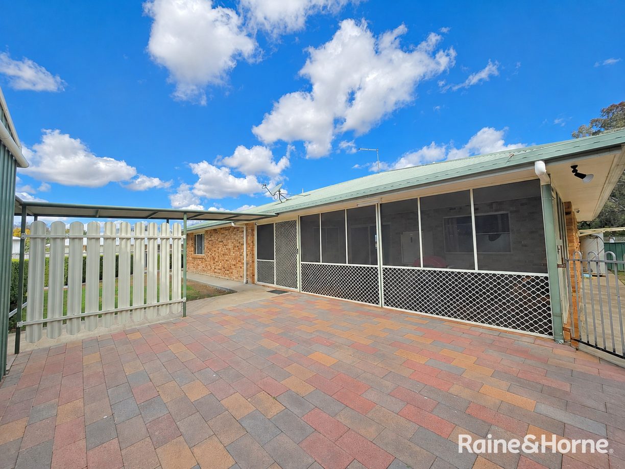 24 Tulloch Crescent — photo 17 of 22