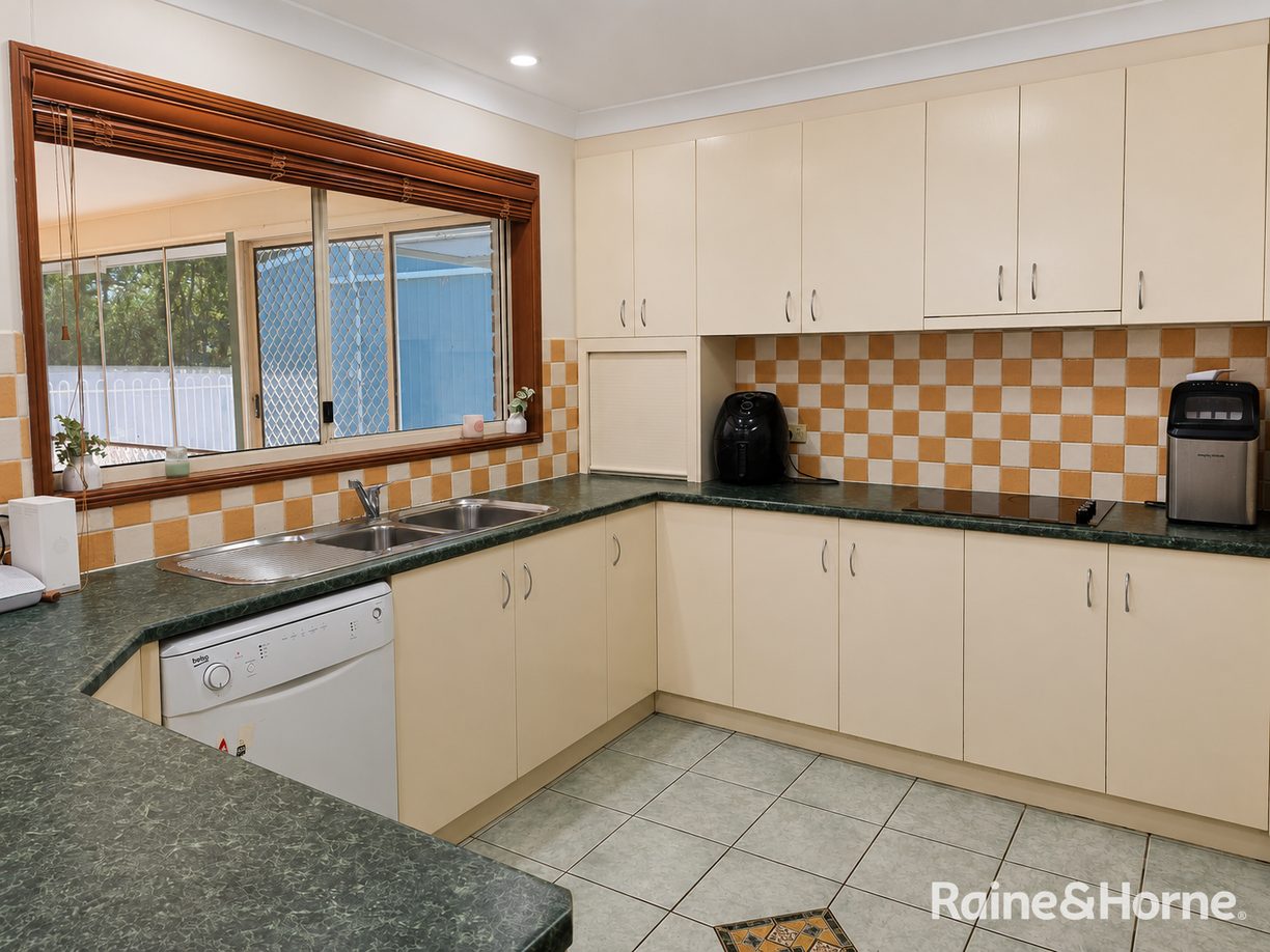 24 Tulloch Crescent — photo 3 of 22