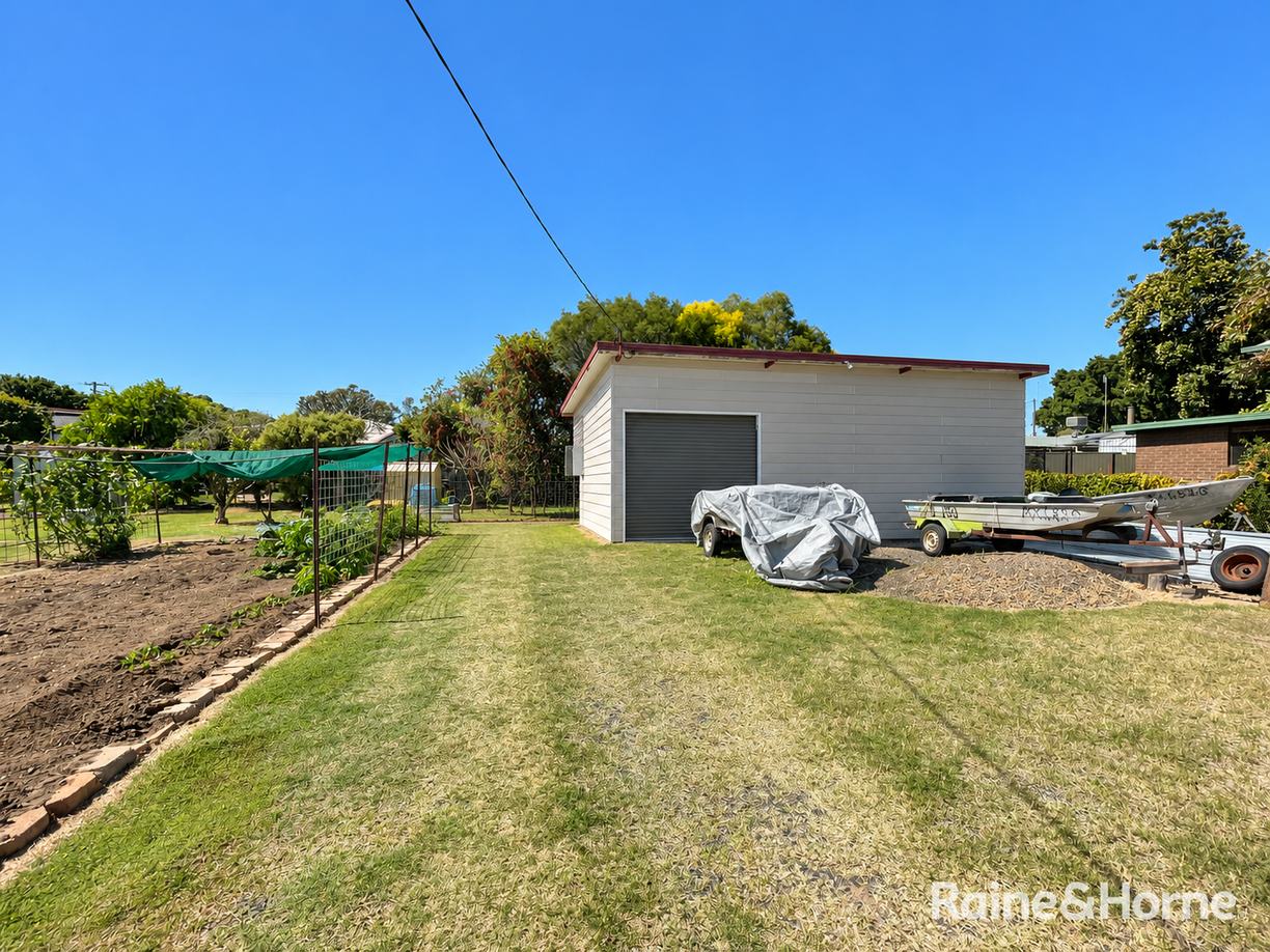19 Elizabeth Drive — photo 2 of 5