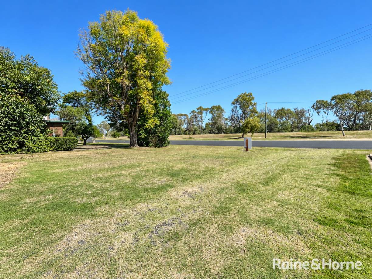 19 Elizabeth Drive — photo 3 of 5