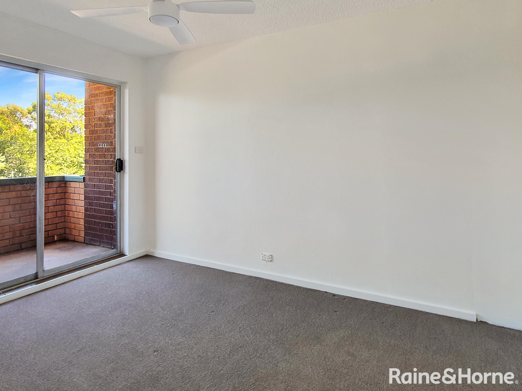 13/4 Mowatt Street — photo 7 of 9