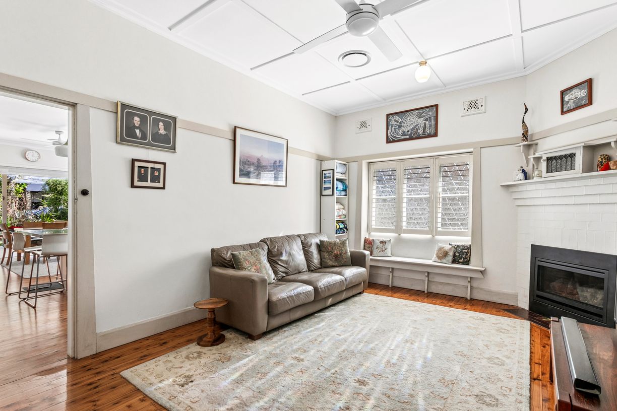 204 Eastern Valley Way — photo 4 of 17