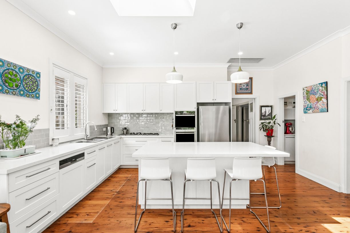 204 Eastern Valley Way — photo 3 of 17