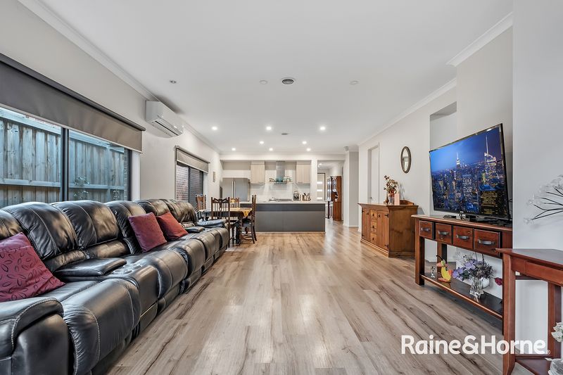 28 Sloane Drive — photo 3 of 14