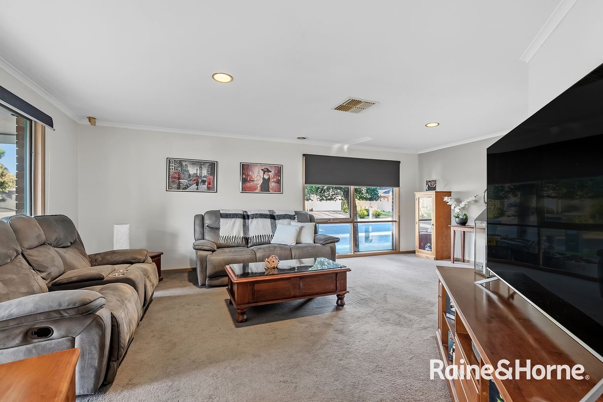 11 Lansell Drive — photo 6 of 18