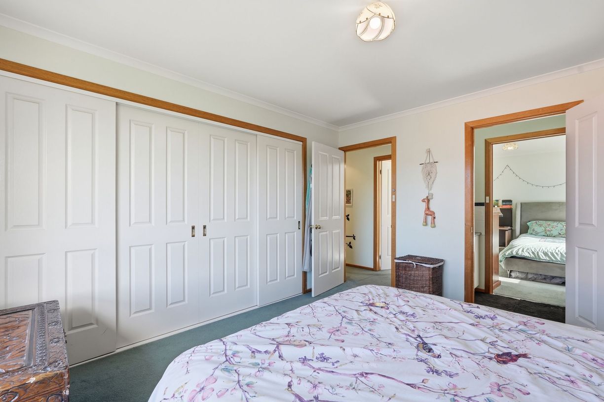 31 Natlee Crescent — photo 8 of 20