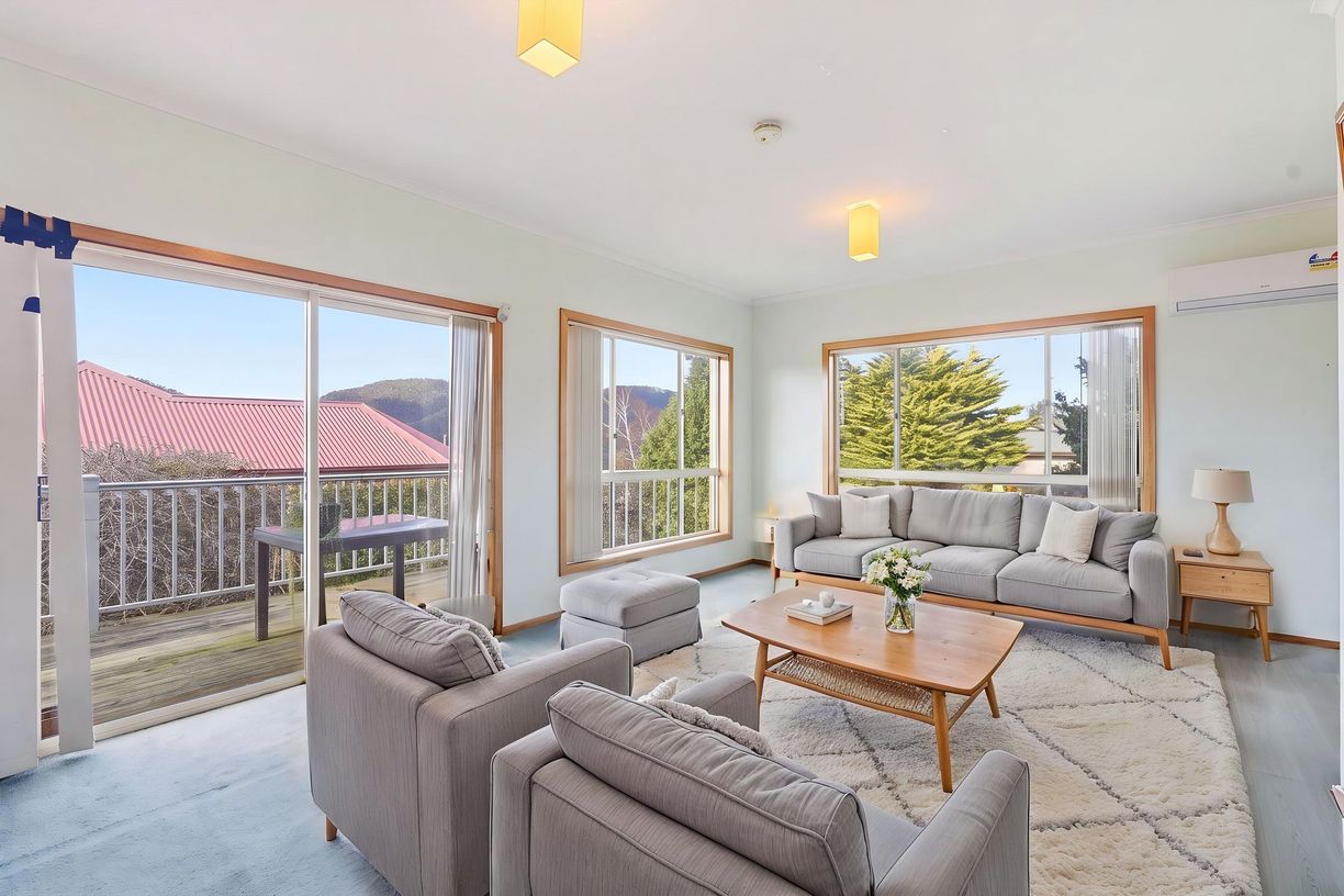 31 Natlee Crescent — photo 3 of 20