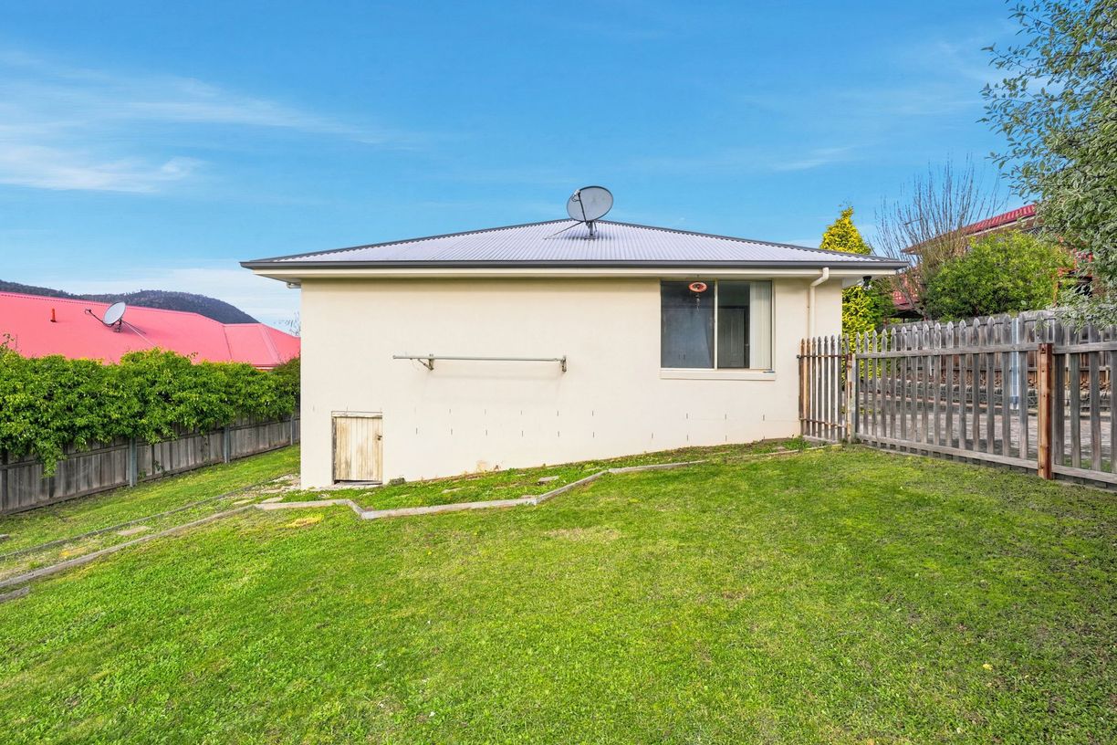 31 Natlee Crescent — photo 15 of 20