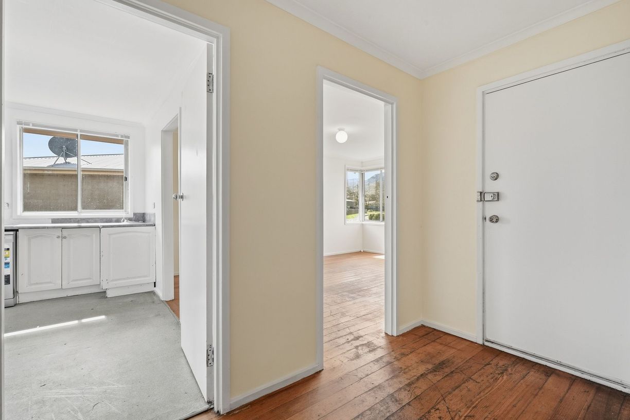 1 Henry Crescent — photo 12 of 27