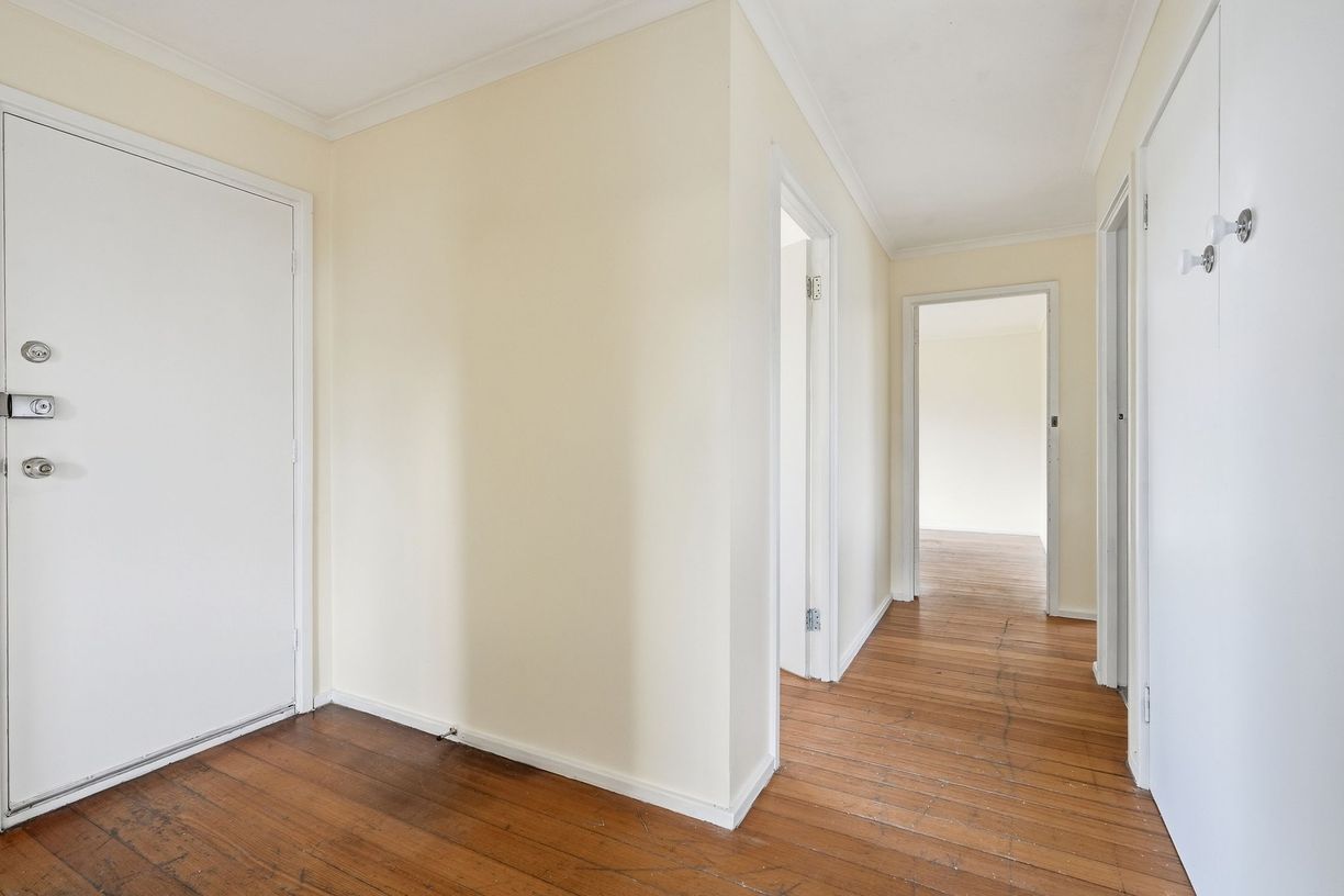 1 Henry Crescent — photo 8 of 27