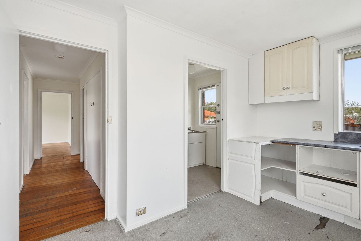 1 Henry Crescent — photo 17 of 27