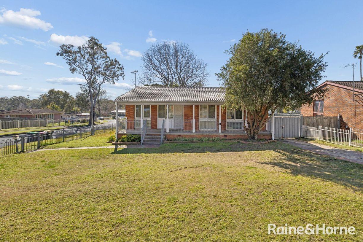 33 Cottonwood Cresent — photo 2 of 19