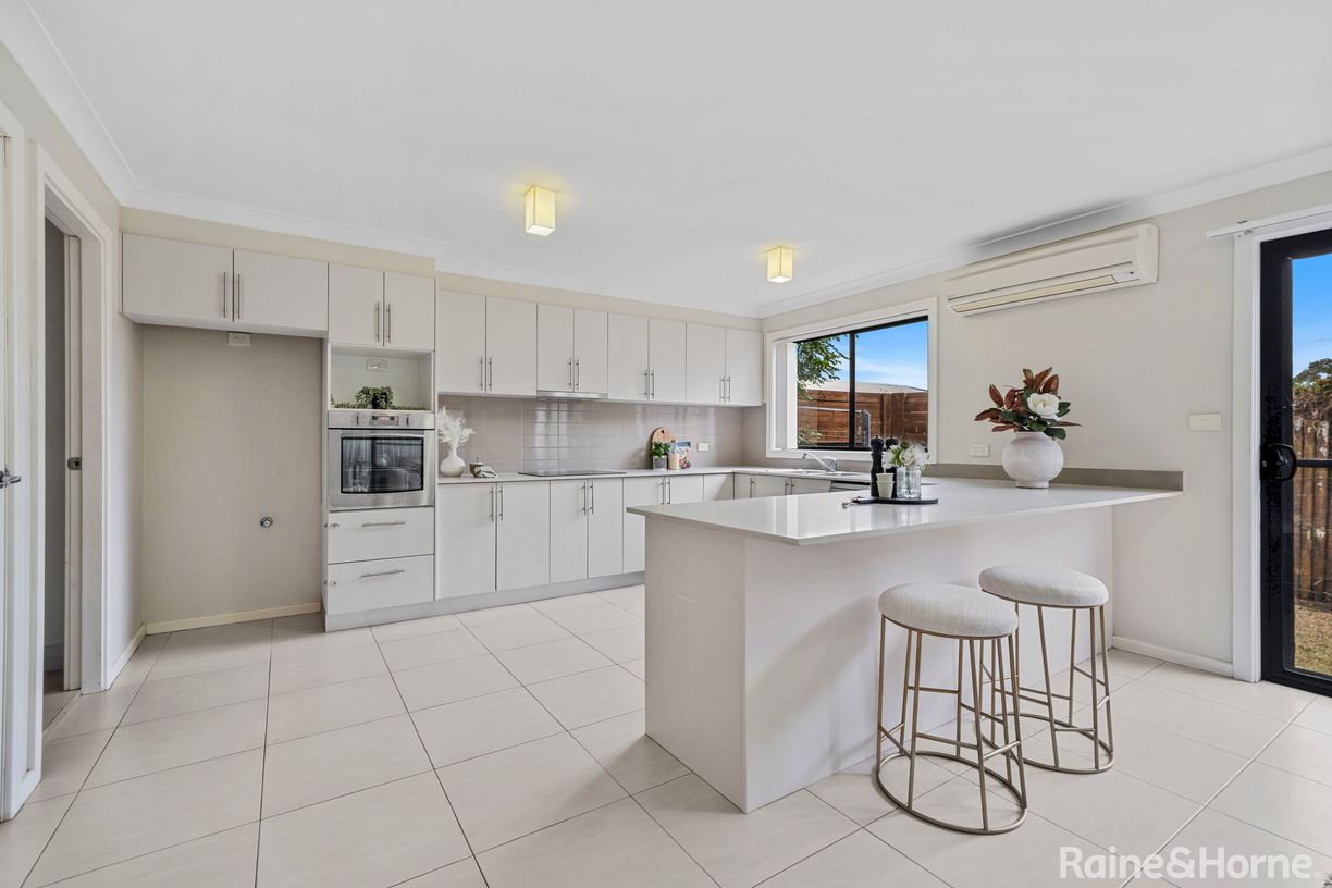 51 Kurrajong Crescent — photo 3 of 15