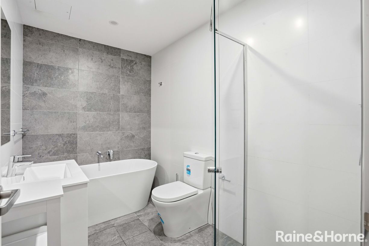 303/33 Simon Street — photo 5 of 10