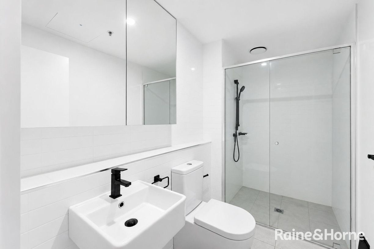 18/1 Anthony Rolfe Avenue — photo 2 of 11