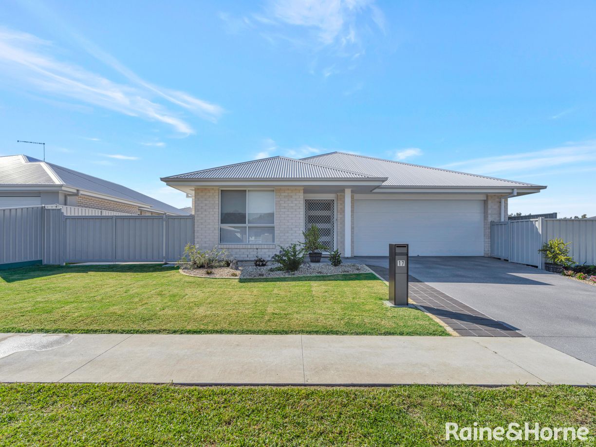 17 Bushy Street — photo from Raine & Horne Maclean | Yamba | Iluka