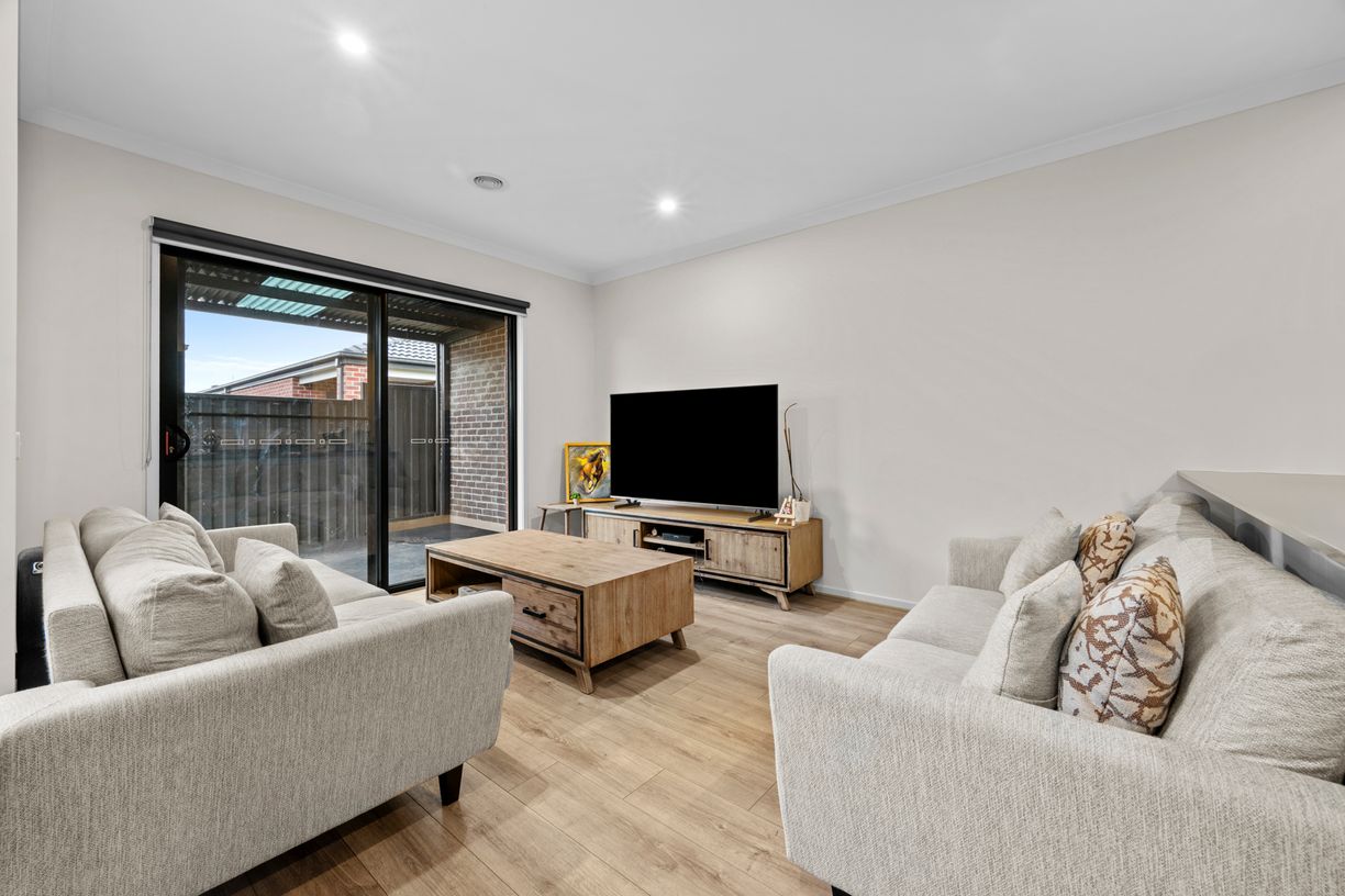 21 Columbus Road — photo 6 of 10