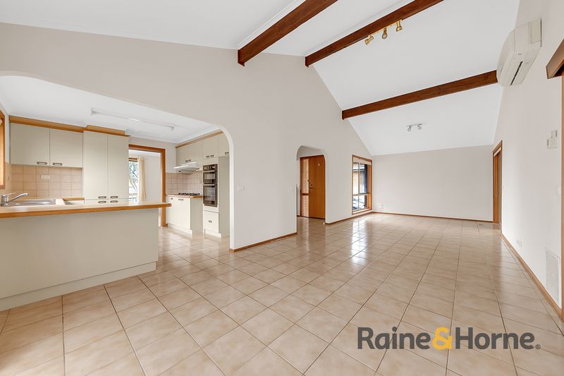 28 Cassinia Crescent — photo 11 of 19