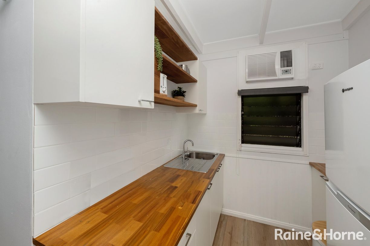 135/61-79 Mandalay Avenue — photo 4 of 6