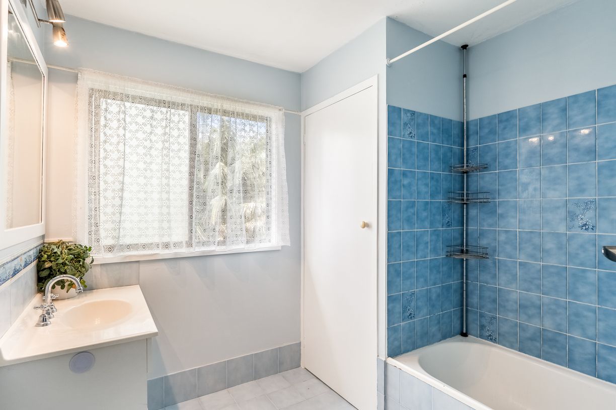 2 Cawley Close — photo 13 of 17