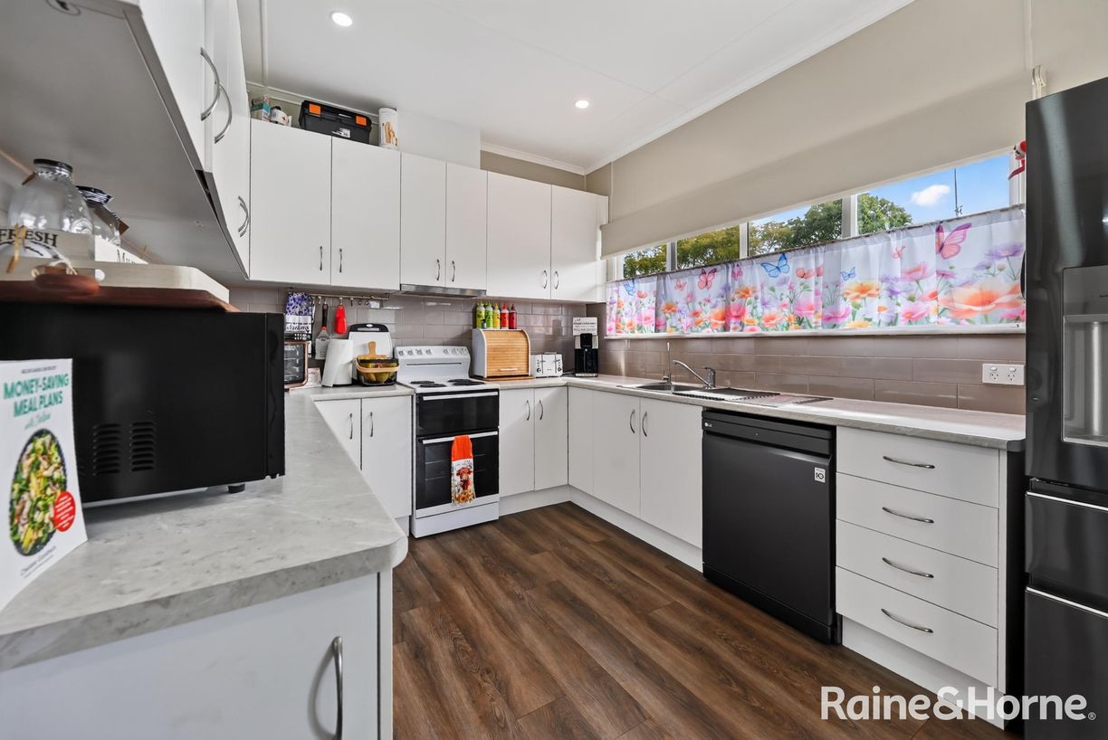 32 George Street — photo from Raine & Horne Warwick