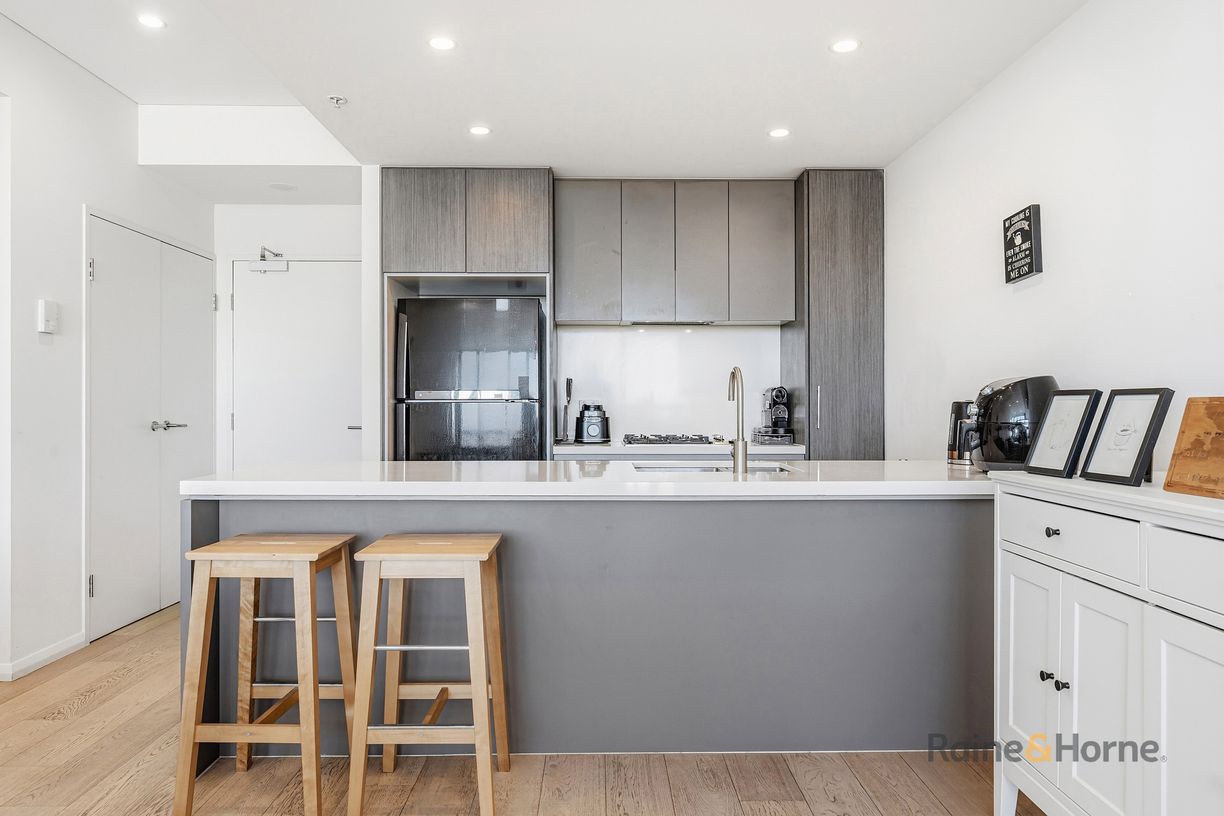 215/10 Village Place — photo 3 of 13