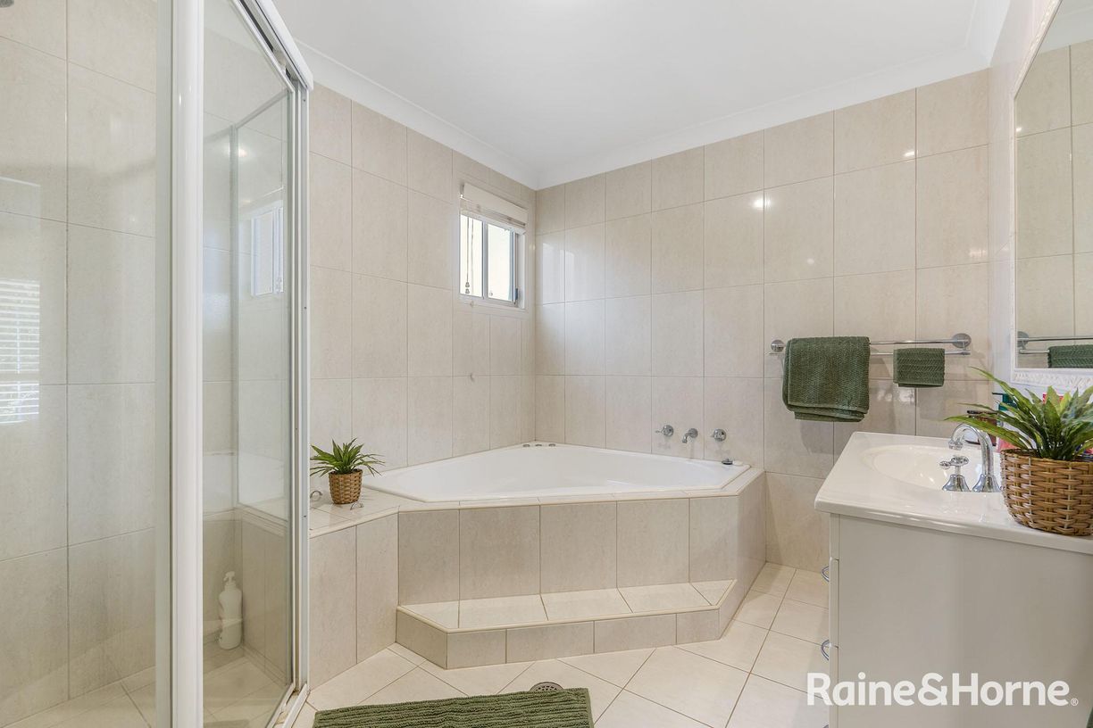 1/276 Crestwood Drive — photo 12 of 16