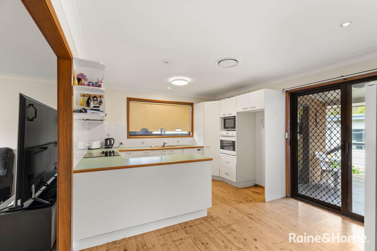 28 Charmhaven Avenue — photo 3 of 18