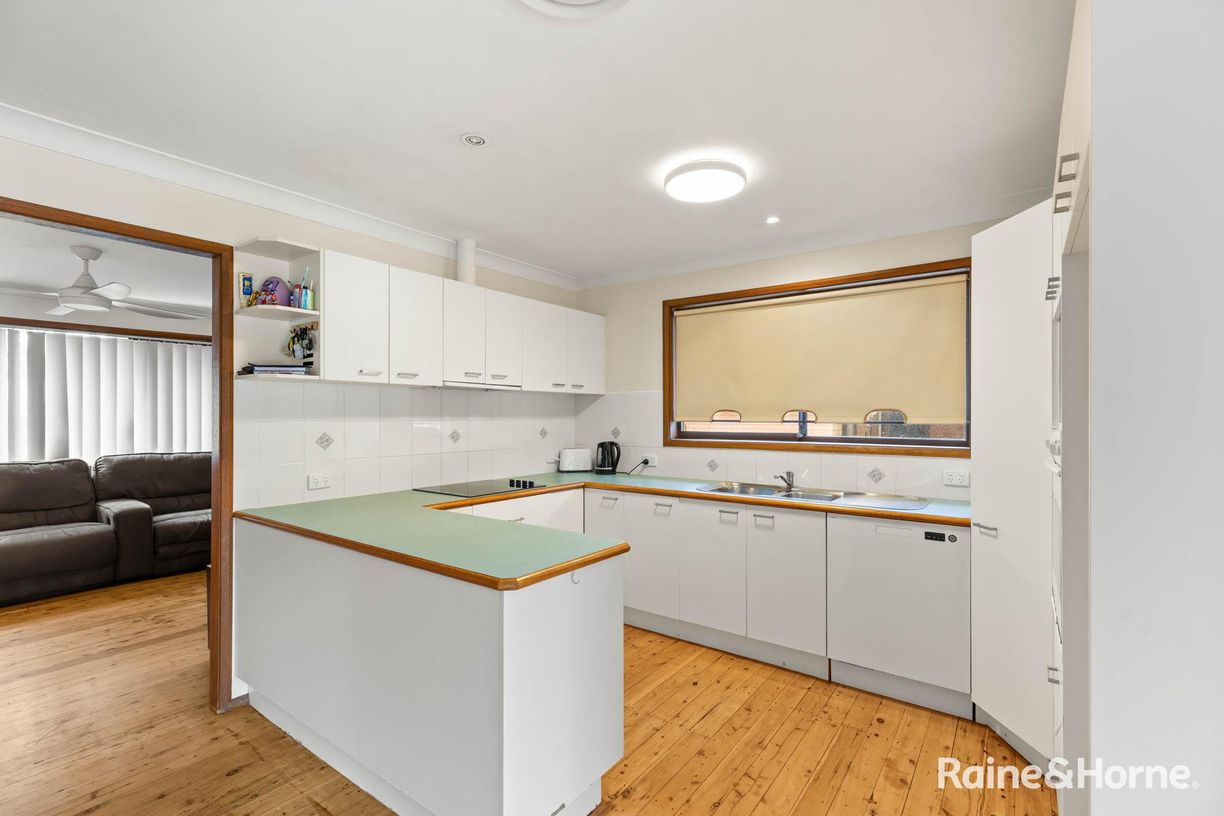 28 Charmhaven Avenue — photo 4 of 18