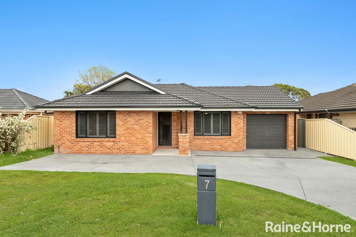 7 Kariwara Street — photo from Raine & Horne Newcastle