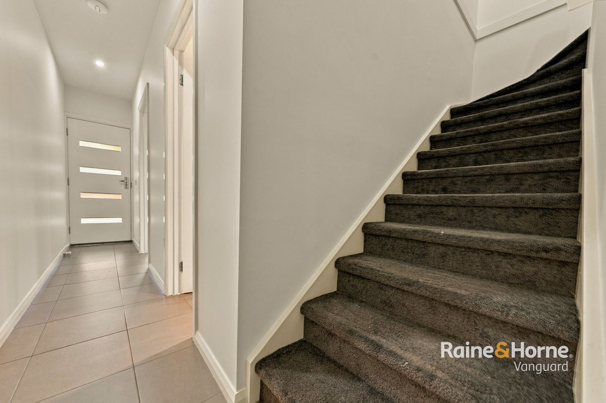 8/53 Saxony Drive — photo 3 of 18