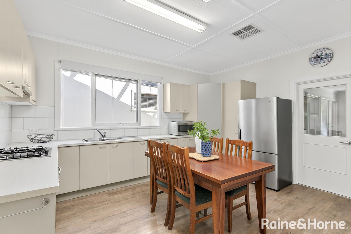 6 WARATAH Street — photo 5 of 10