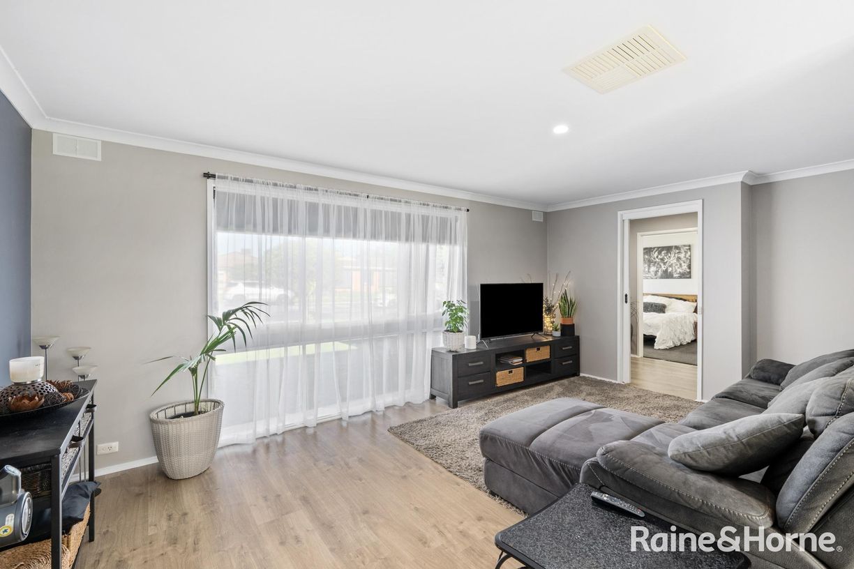 28 Mayfair Drive — photo 3 of 14