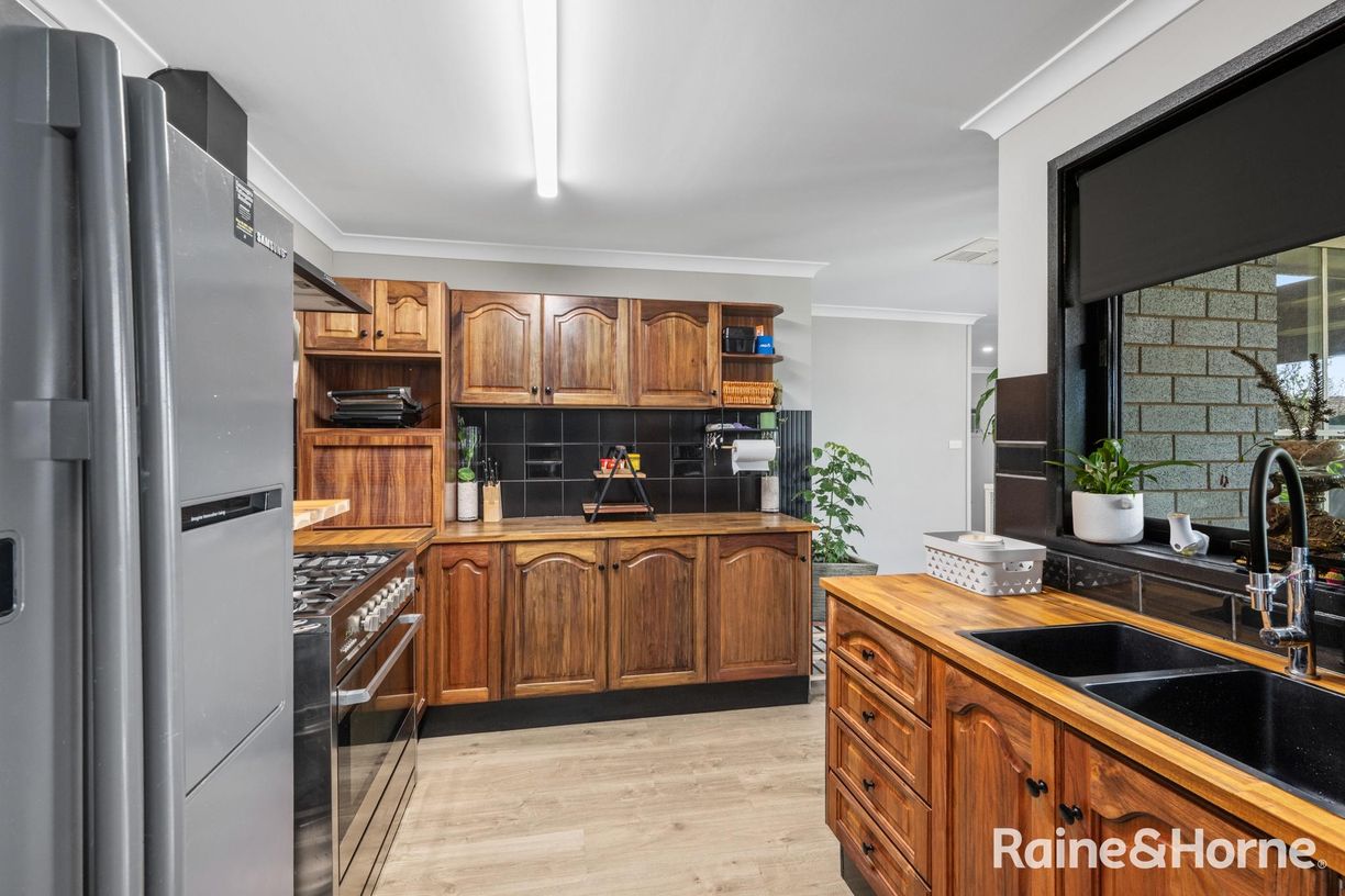 28 Mayfair Drive — photo 4 of 14