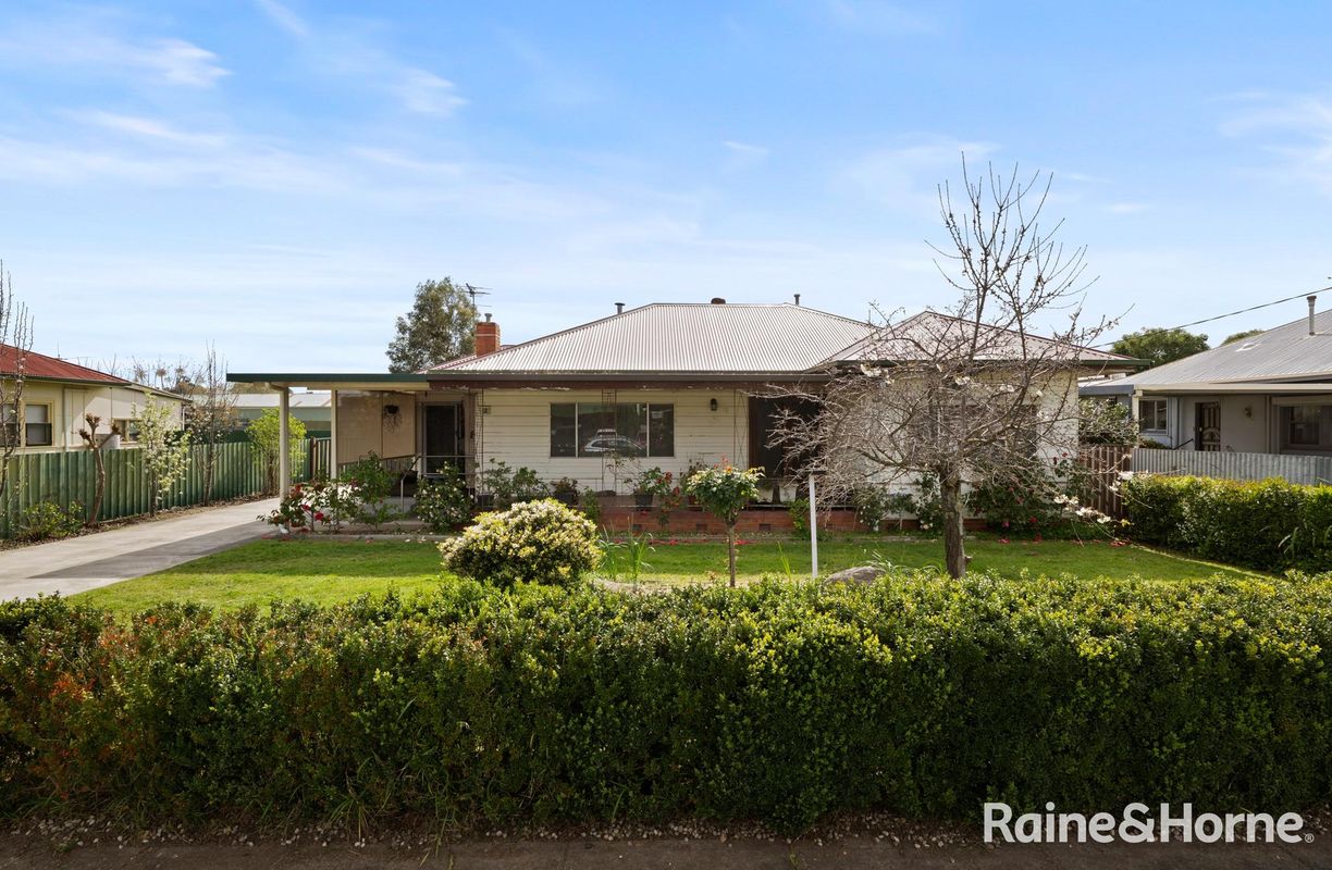 12 Huon Street — photo from Raine & Horne Albury | Wodonga