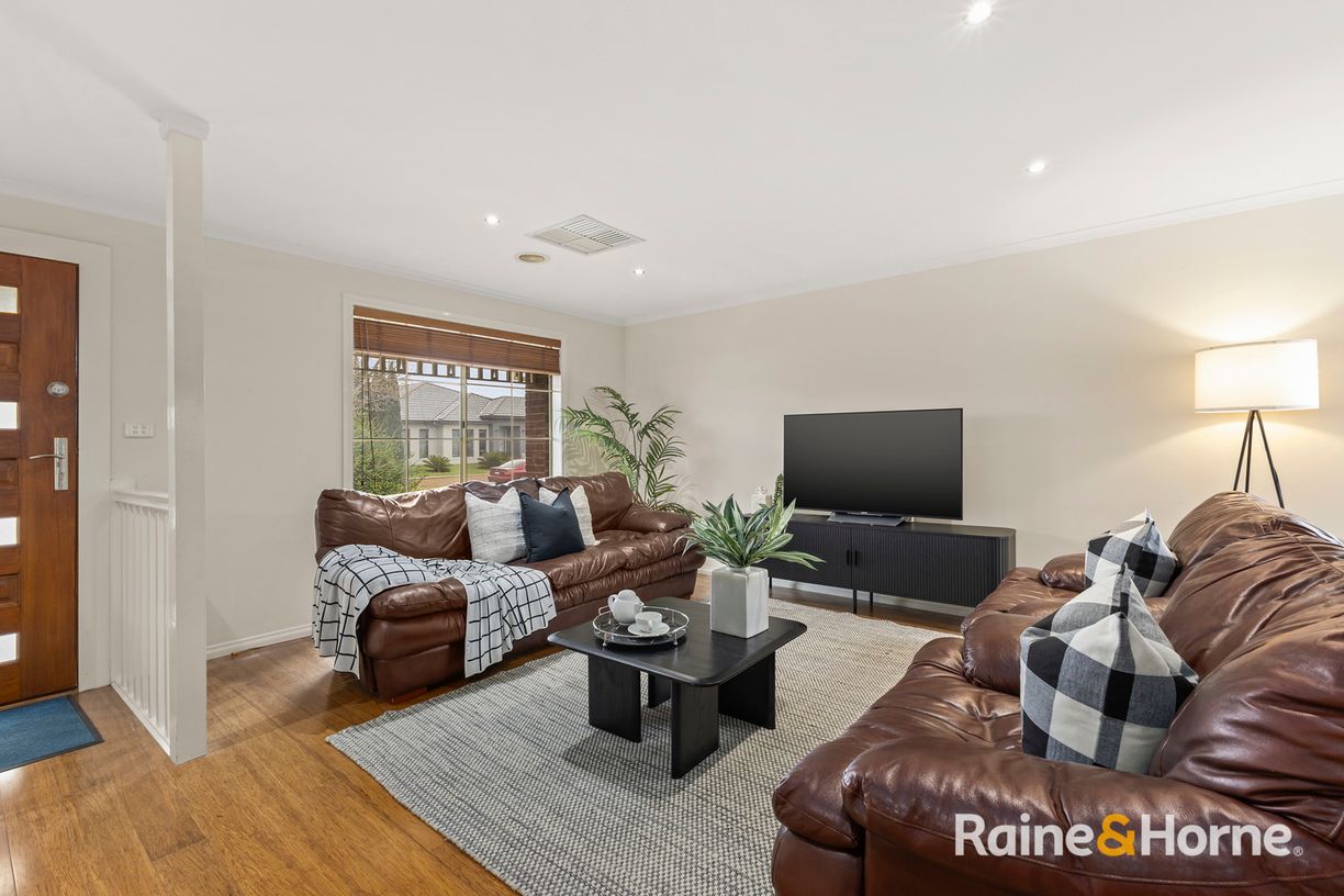 13 Banjo Paterson Circle — photo 2 of 12