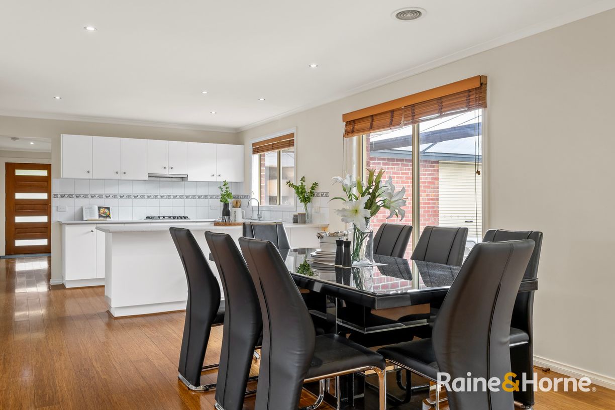13 Banjo Paterson Circle — photo 6 of 12