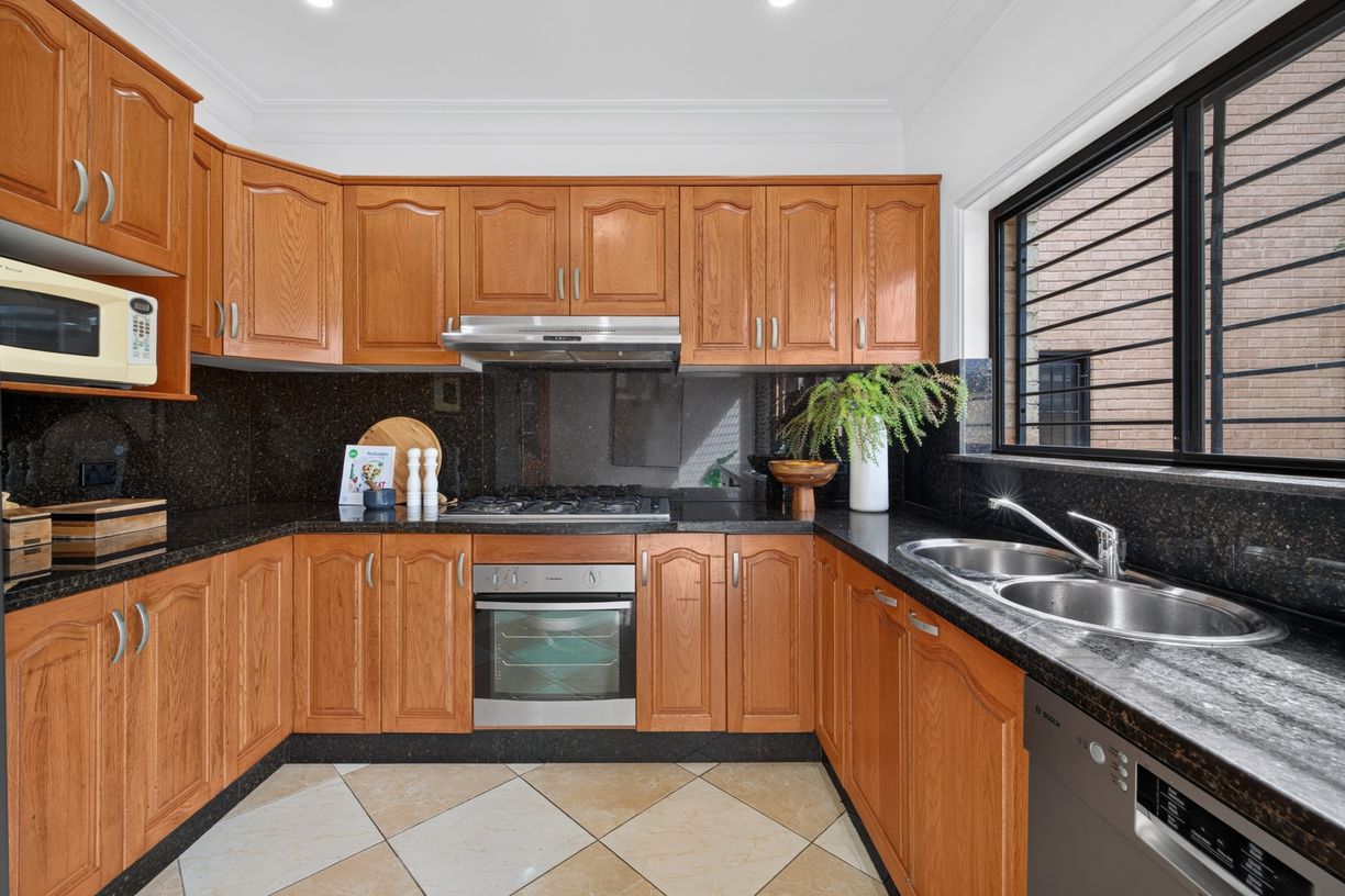 28 Mimosa Street — photo 3 of 8