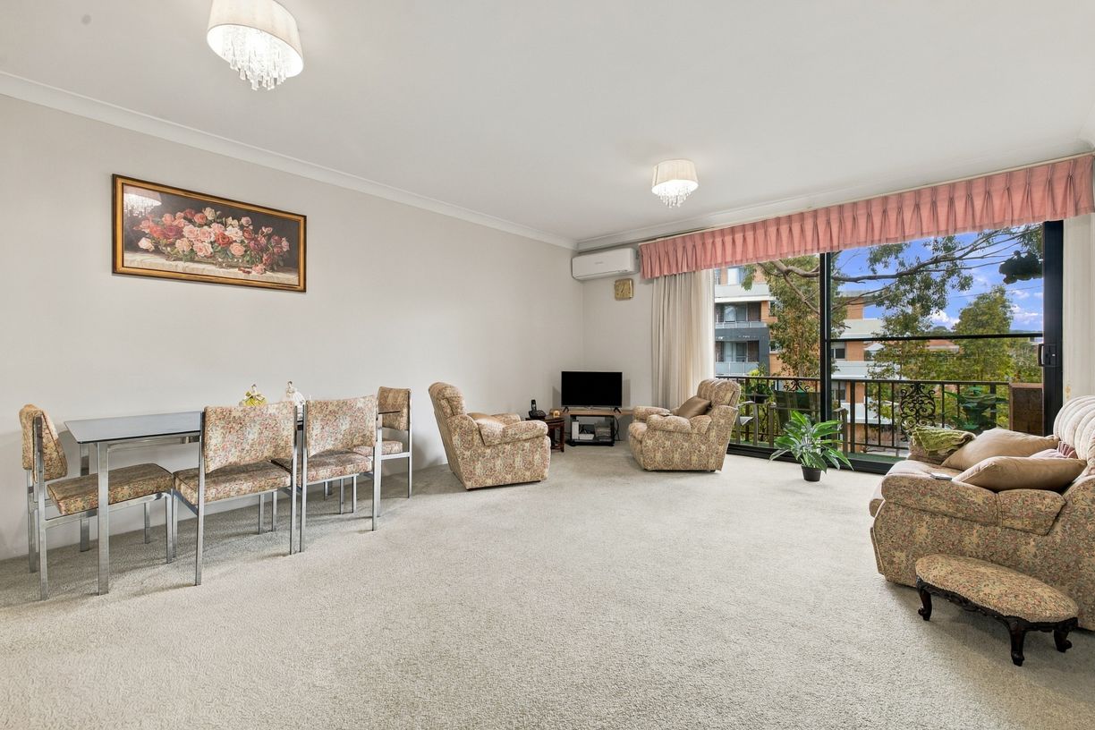 10/1 Carlton Parade — photo from Raine & Horne