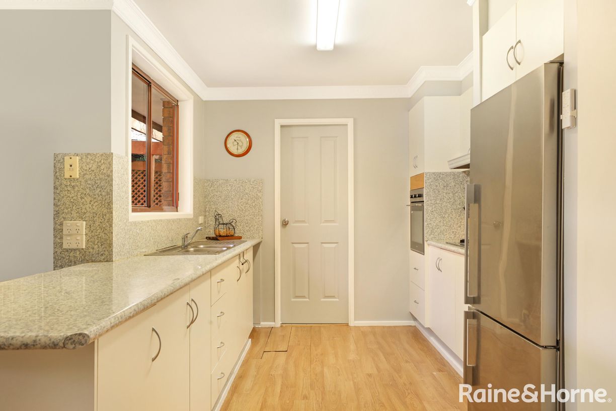 10 Campbell Crescent — photo 2 of 9