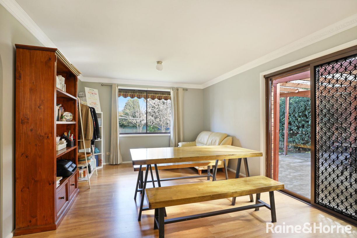 10 Campbell Crescent — photo 5 of 9