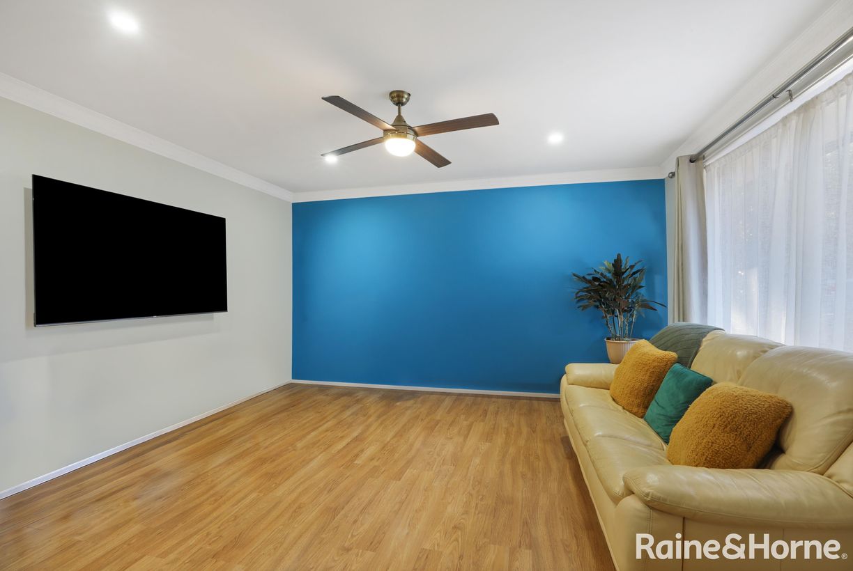10 Campbell Crescent — photo 3 of 9