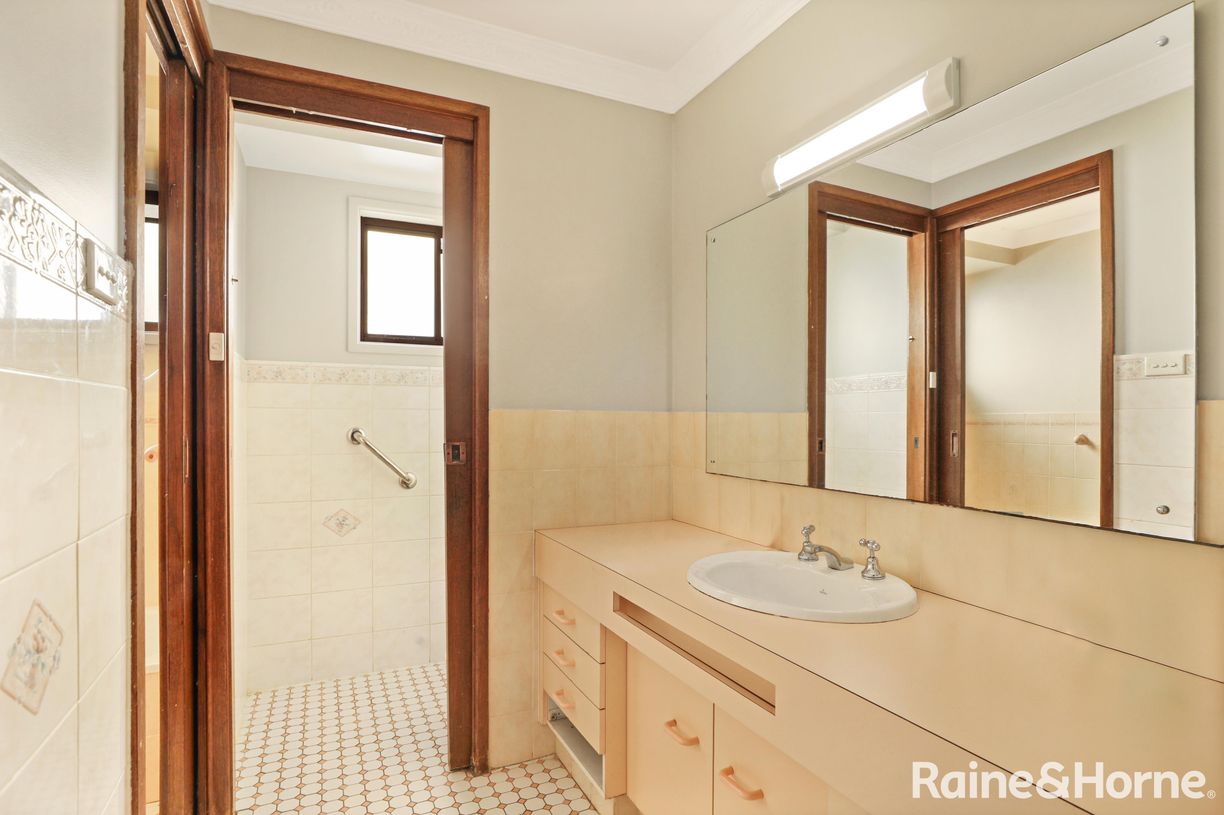 10 Campbell Crescent — photo 7 of 9