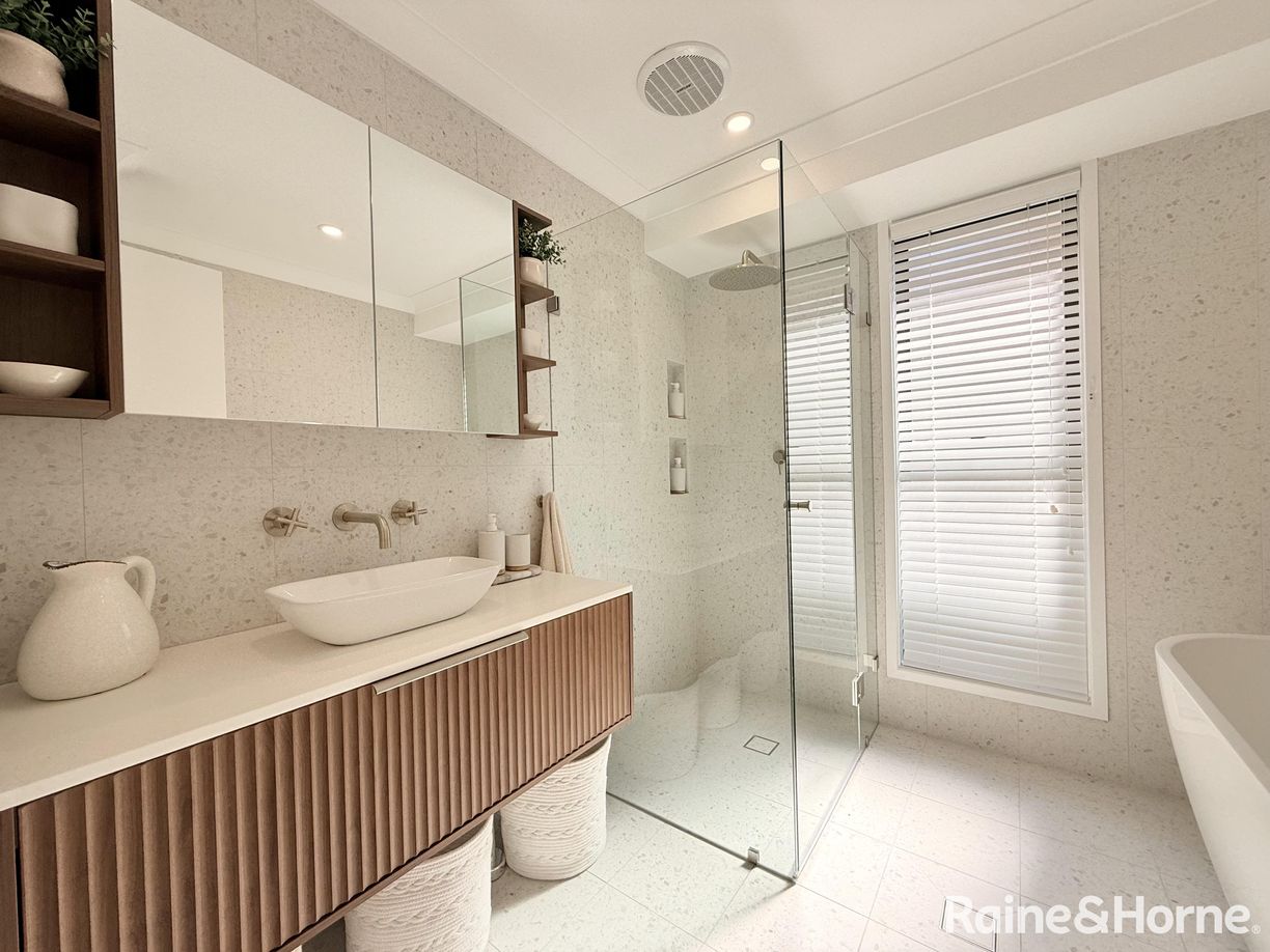 31 Sir Donald Bradman Drive — photo 12 of 21