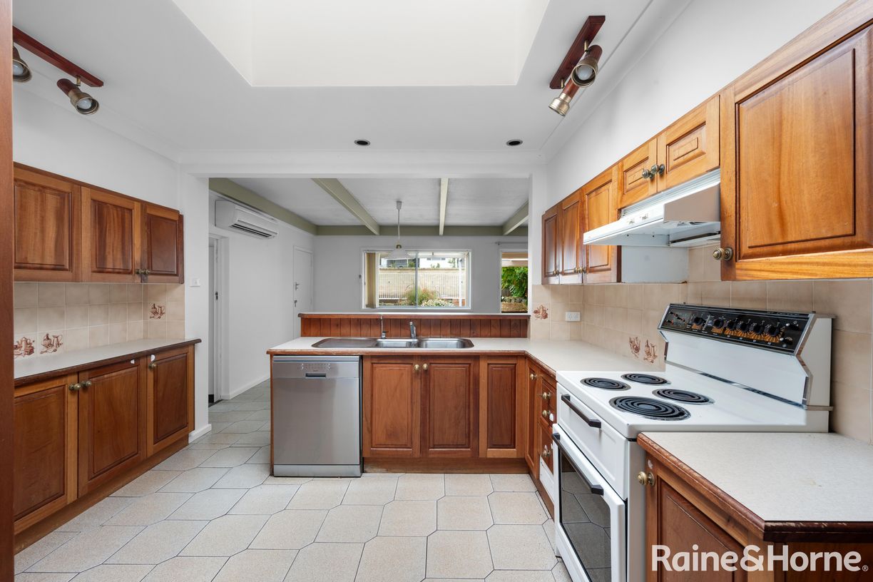 15 Colyer Avenue — photo 5 of 12