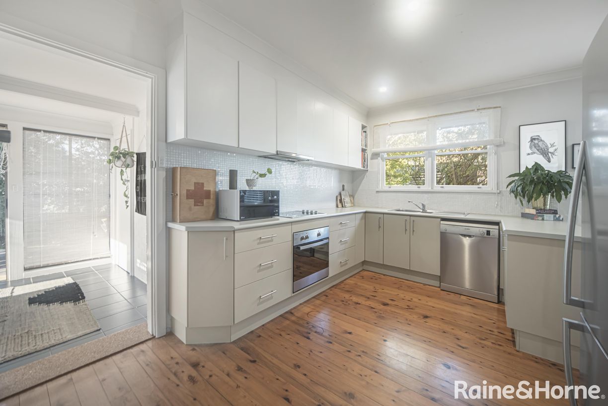 9 Hewlett Avenue — photo 3 of 11
