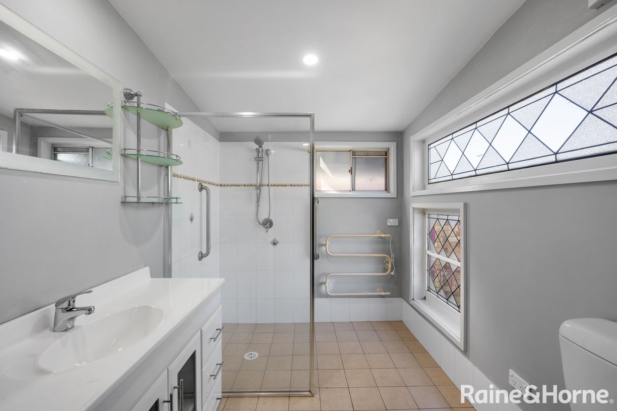 36 Colyer Avenue — photo 6 of 9